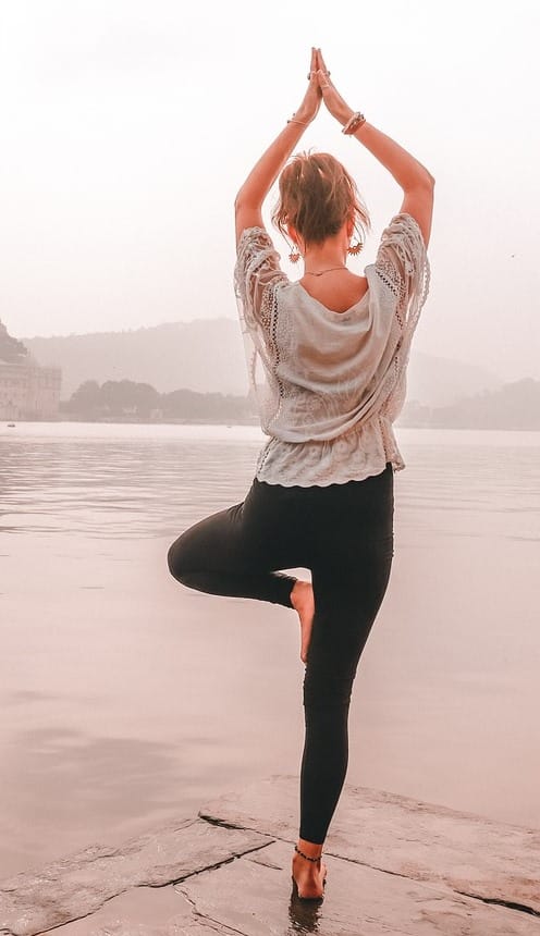 Posture de l'arbre en yoga